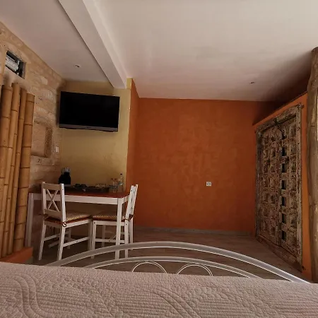 Aux Fontaines D'eyvigues Bed and breakfast