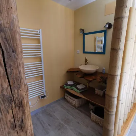 Aux Fontaines D'eyvigues Bed and breakfast